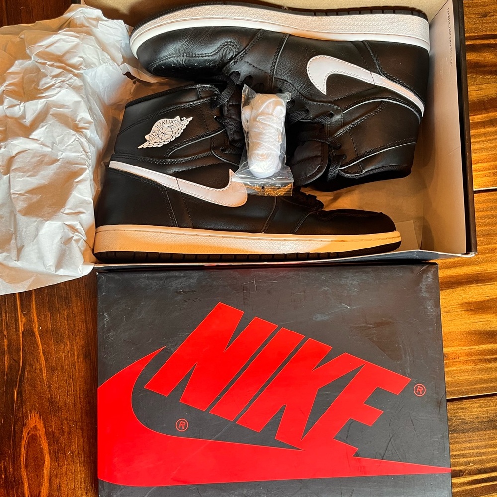 Air Jordan 1 retro high OG size 10 with extra laces with original box